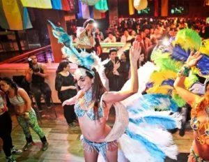 רקדנים ורקדניות ברזילאים לאירוע